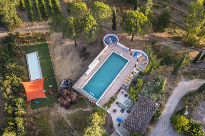 France, Var (83), Provence Verte, Bras, vers Saint-Maximin-la-Sainte-Baume, la maison d'hotes Le Peyrourier - une campagne en Provence (vue aérienne)