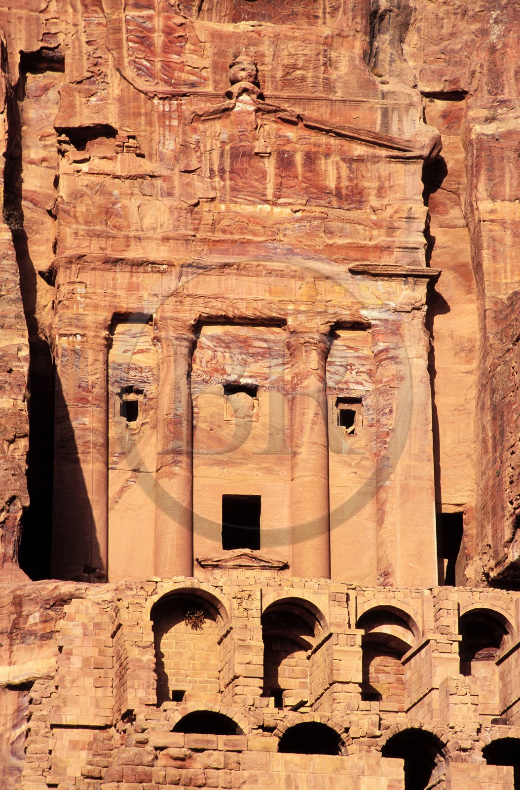 Jordanie, site archéologique de Petra, un tombeau à urnes