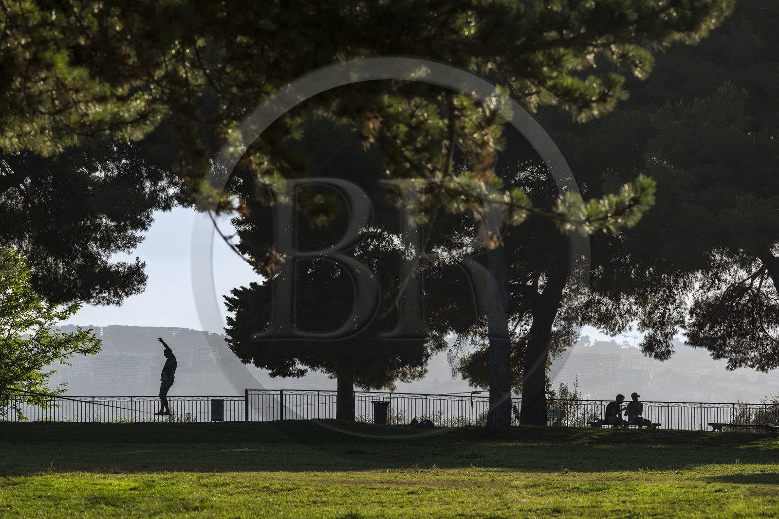 France, Alpes-Maritimes (06), Nice classée Patrimoine Mondial de l'UNESCO, entrainement au Slackline dans le parc de la Colline du Chateau