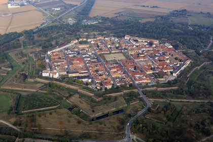 France, Haut-Rhin (68), Neuf-Brisach, ville fortifiée par Vauban et classée Patrimoine Mondial de l'UNESCO (vue aérienne)