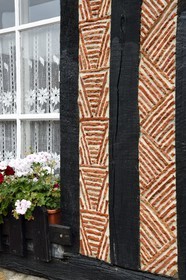 France, Calvados (14), Pays d'Auge, Beuvron-en-Auge, labellisé Les Plus Beaux Villages de France, maison à pans de bois et à briques essantées (détail)