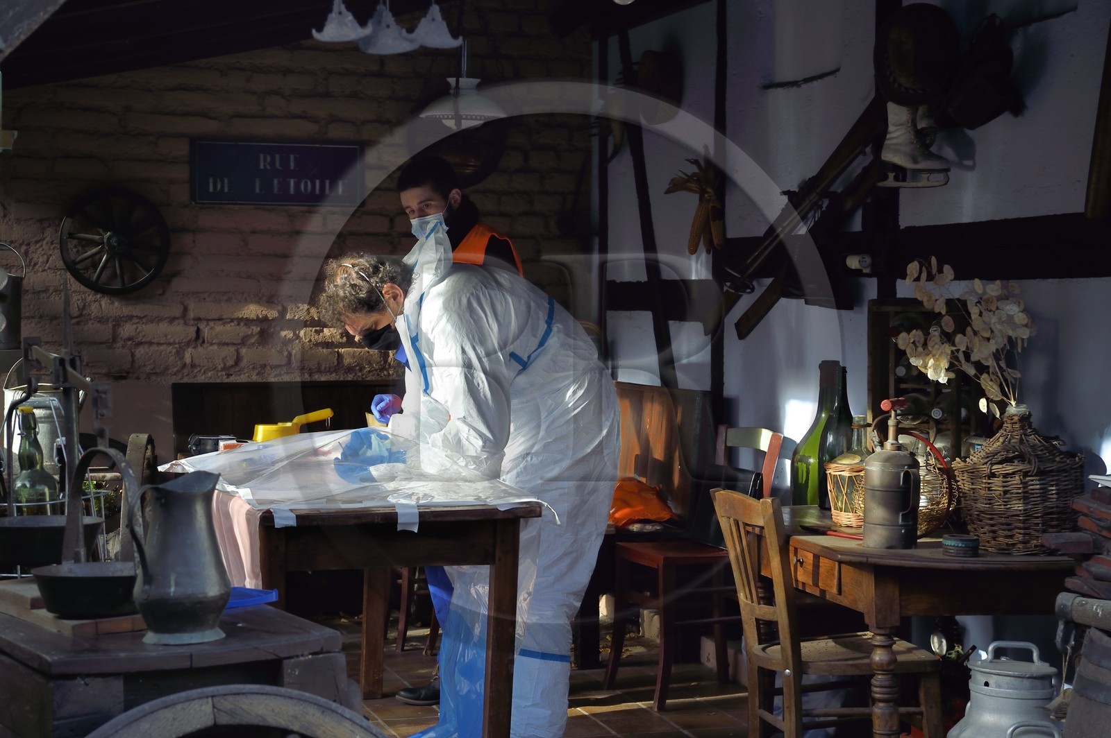 France, Bas-Rhin (67), Schiltigheim, intervention de deux ingénieurs de l’Agence nationale pour la gestion des déchets radioactifs (Andra) chez des particuliers pour enlever la radioactivité d’un modèle rare de fontaine au radium centenaire