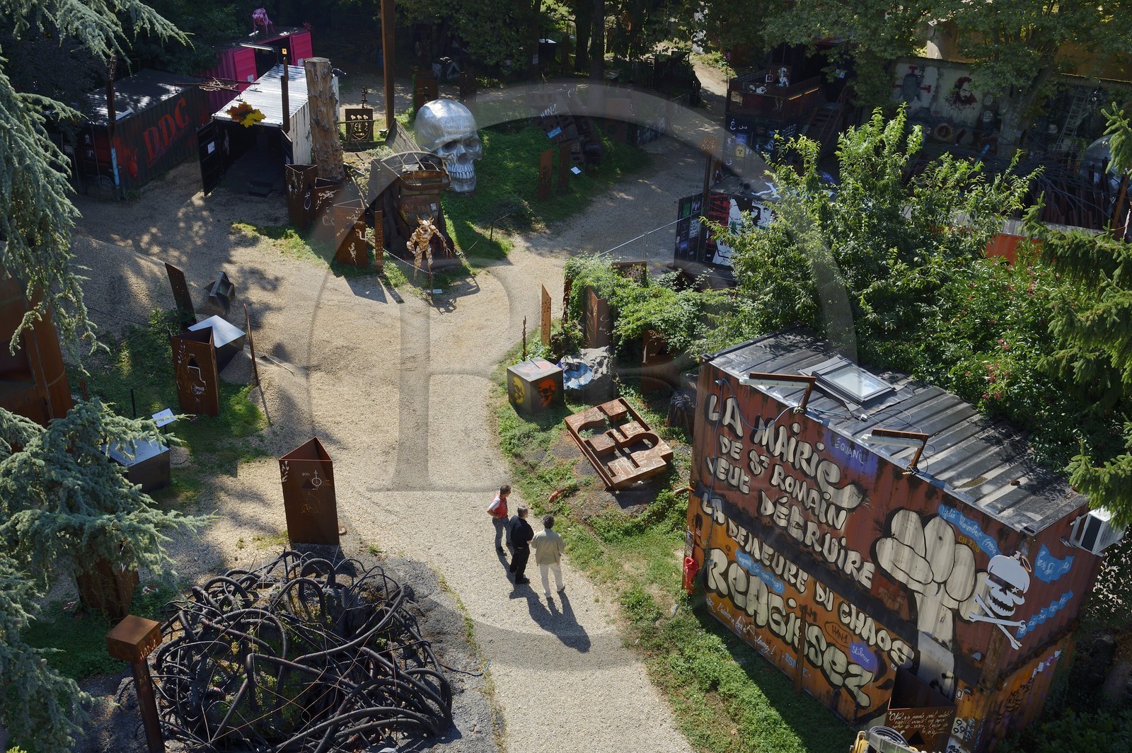 France, Rhône (69), Saint-Romain-au-Mont-d'Or, la Demeure du Chaos, l'œuvre d'art est basé sur la transformation sans fin de la maison du XVIIème siècle de l'artiste plasticien Thierry Ehrmann en une réplique de zone de guerre à l'image du monde présent