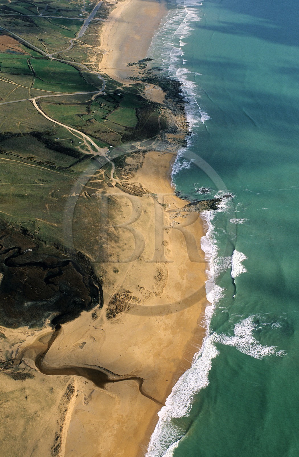 France, Morbihan (56), la presqu'île de Quiberon, la plage de la côte sauvage (vue aérienne)