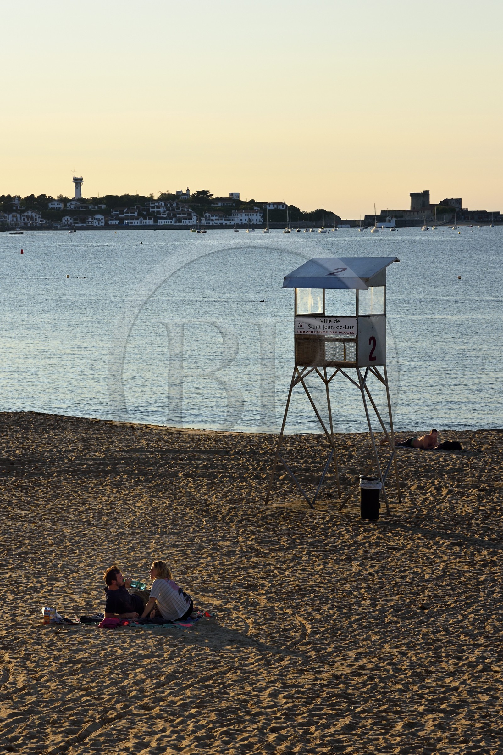 France, Pyrénées-Atlantiques (64), Pays-Basque, Saint-Jean-de-Luz, la plage et le fort de Socoa construit sous Louis XIII remanié par Vauban à Ciboure