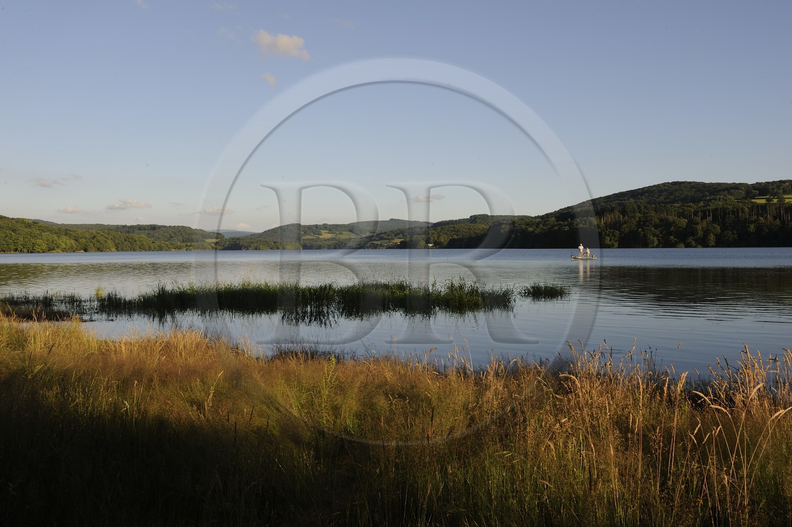 France, Nièvre (58), lac de Pannecière, pêche à la ligne en soirée