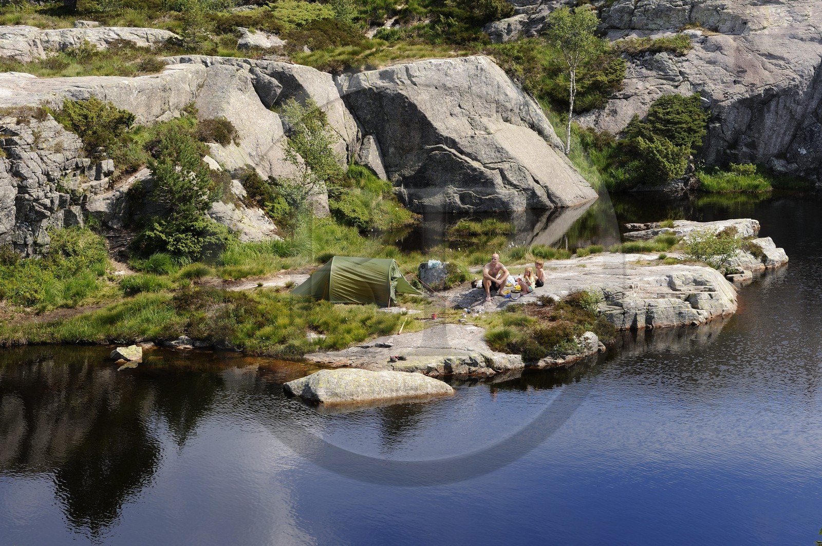 Norvège, Rogaland, région du Lysefjord, campeurs au bord d'un petit lac sur le chemin de randonnée menant au Rocher de La Chaire (Preikestolen)