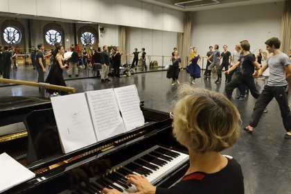 France, Paris (75), Opéra Garnier, répetition de Don Quichotte, maitresse de ballet Clotilde Vayer et assistant maitre de ballet Fabrice Bourgeois