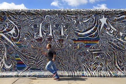 Allemagne, Berlin, Friedrichshain-Kreuzberg, East Side Gallery, le mur, oeuvre de l'artiste Schamil Gimajew datant des années 1990 et rénovée en 2009