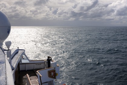 Islande, vers le Détroit du Danemark, à bord du bateau de croisière le Princess Danae, un officier scrute l'horizon
