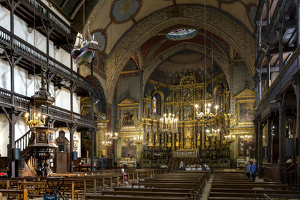 France, Pyrénées-Atlantiques (64), Pays-Basque, Saint-Jean-de-Luz, l'église Saint-Jean-Baptiste, retable du XVIIème siècle en bois doré et les galeries en bois de la nef