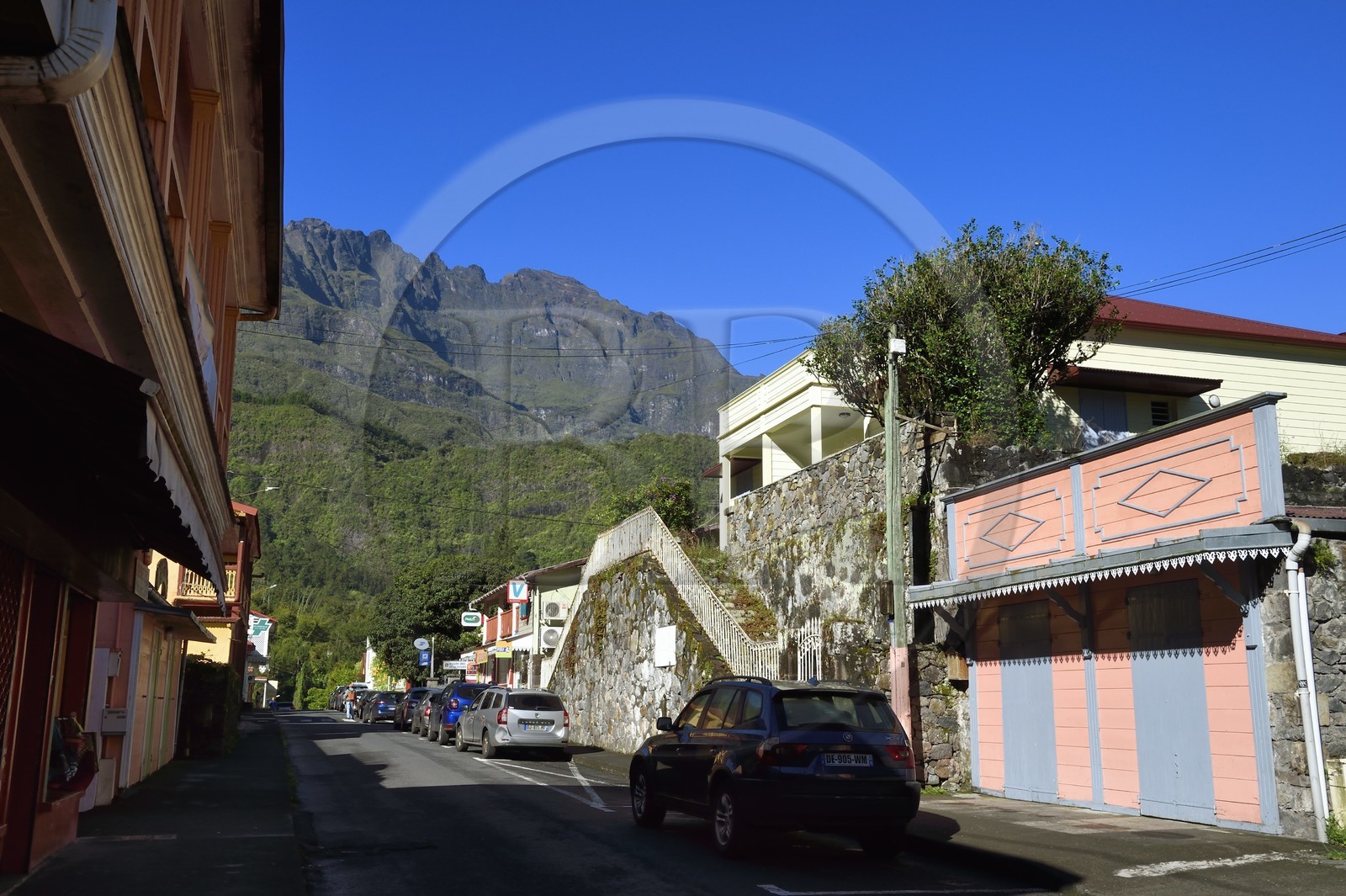France, Ile de la Reunion, Cirque de Salazie, classé Patrimoine Mondial de l'UNESCO, Hell-Bourg, labellisé les Plus Beaux Villages de France, la rue principale rue du Général De Gaulle