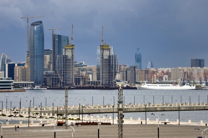 Azerbaïdjan, Bakou, le bord de la Mer Caspienne le long de l'avenue Neftçiler Prospekt (Bulvar) vu depuis le Bayraq Meydani