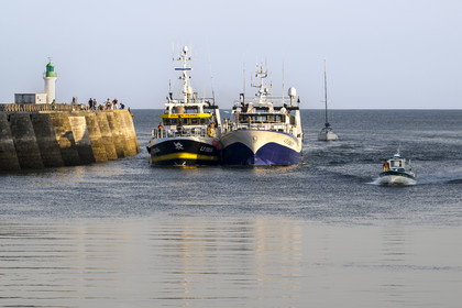 France, Vendée (85), Les-Sables-d'Olonne, bateaux de pêche dans le chenal d'accès aux ports