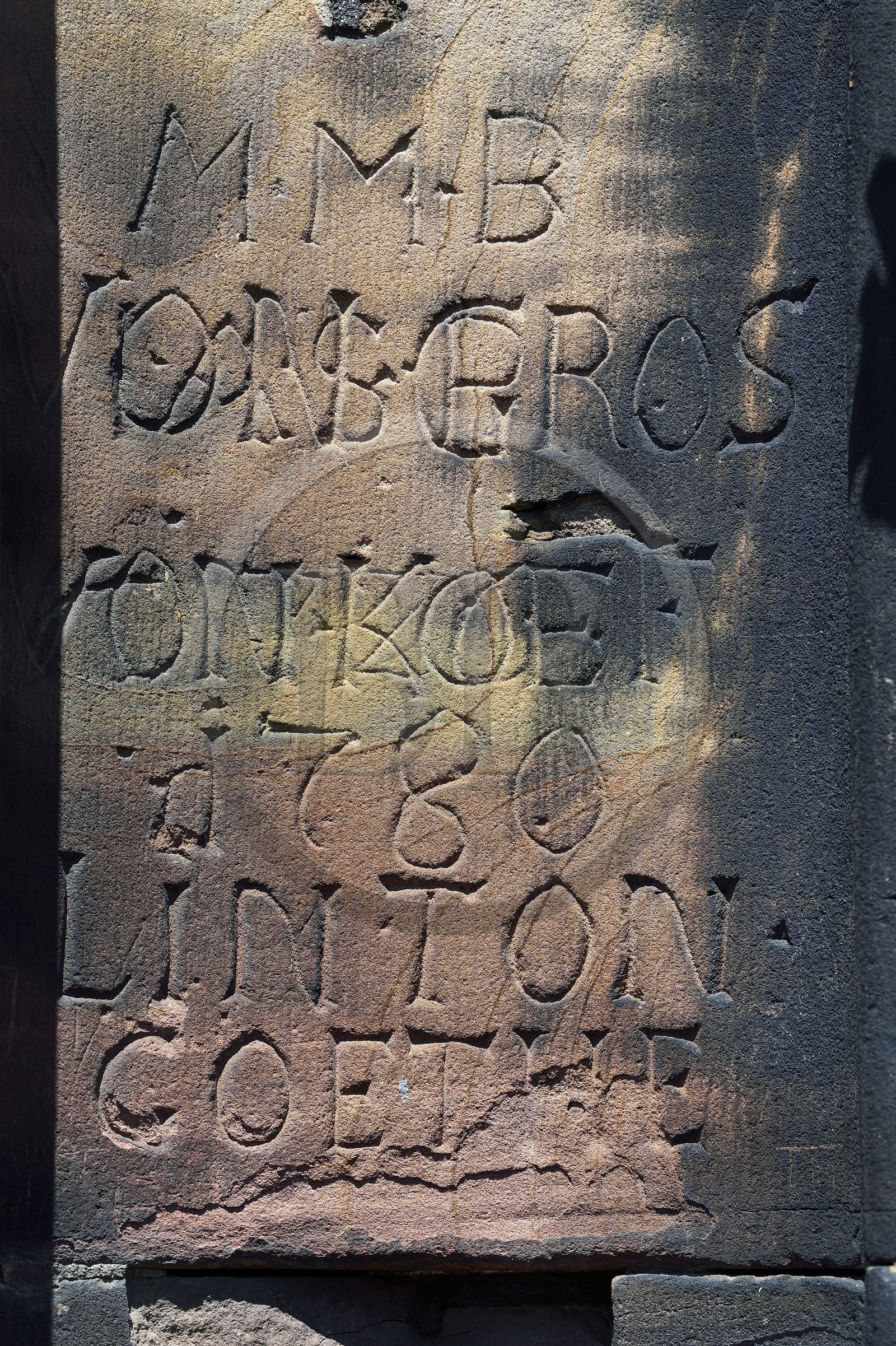 France, Bas-Rhin (67), Strasbourg, vieille ville classée au Patrimoine Mondial de l'UNESCO, la cathédrale Notre-Dame, visiteurs ayant fait graver dans le grès de la tour octogonale leur nom en graffiti souvent par un gardien tailleur de pierre, ici Goethe avec ses amis en 1780