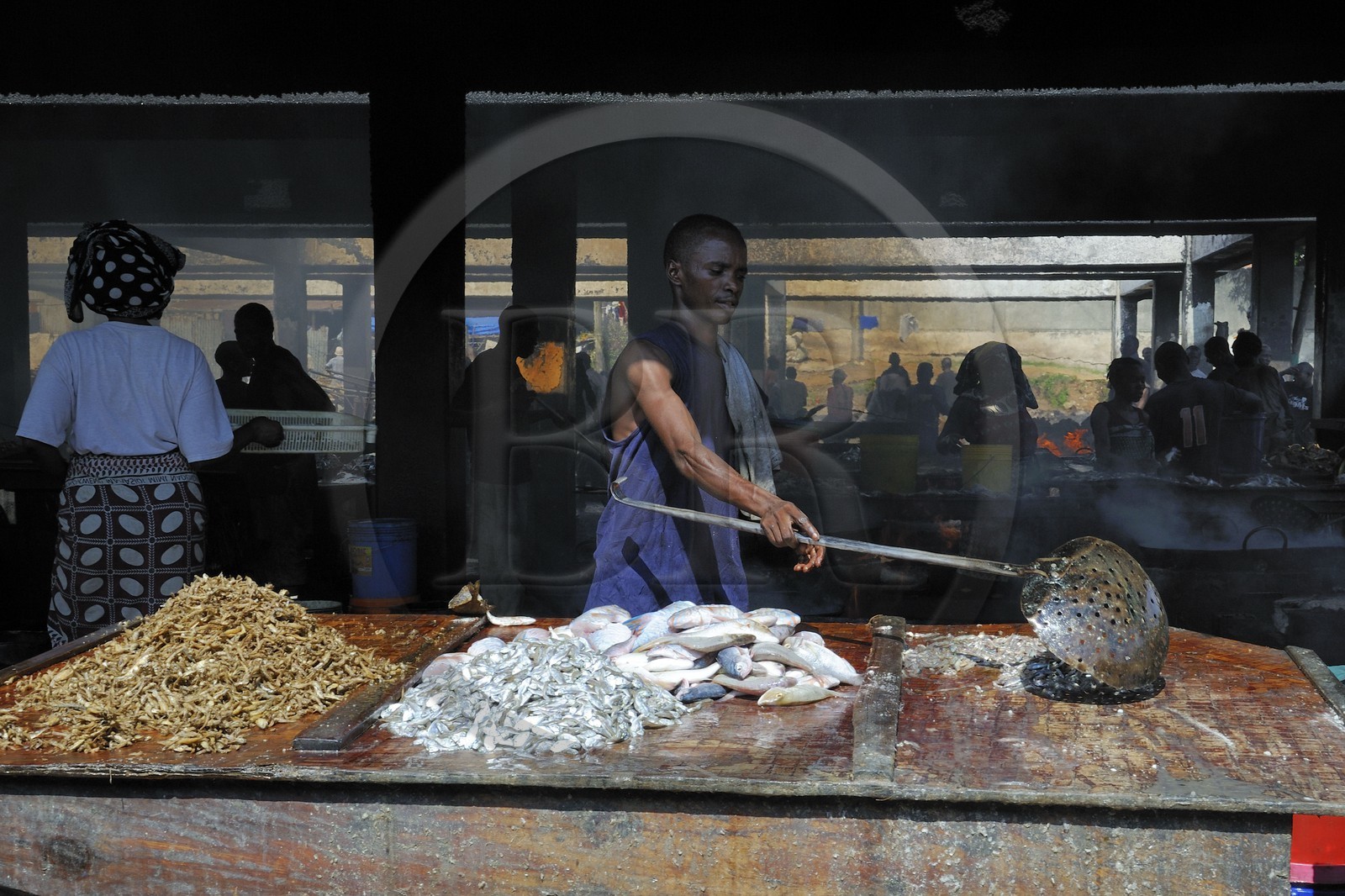 Tanzanie, Dar es-Salaam, marché aux poissons de Kivukoni, on fait frire les poissons dans des vasques métalliques abondamment remplies d'huile avant de le revendre à travers la ville