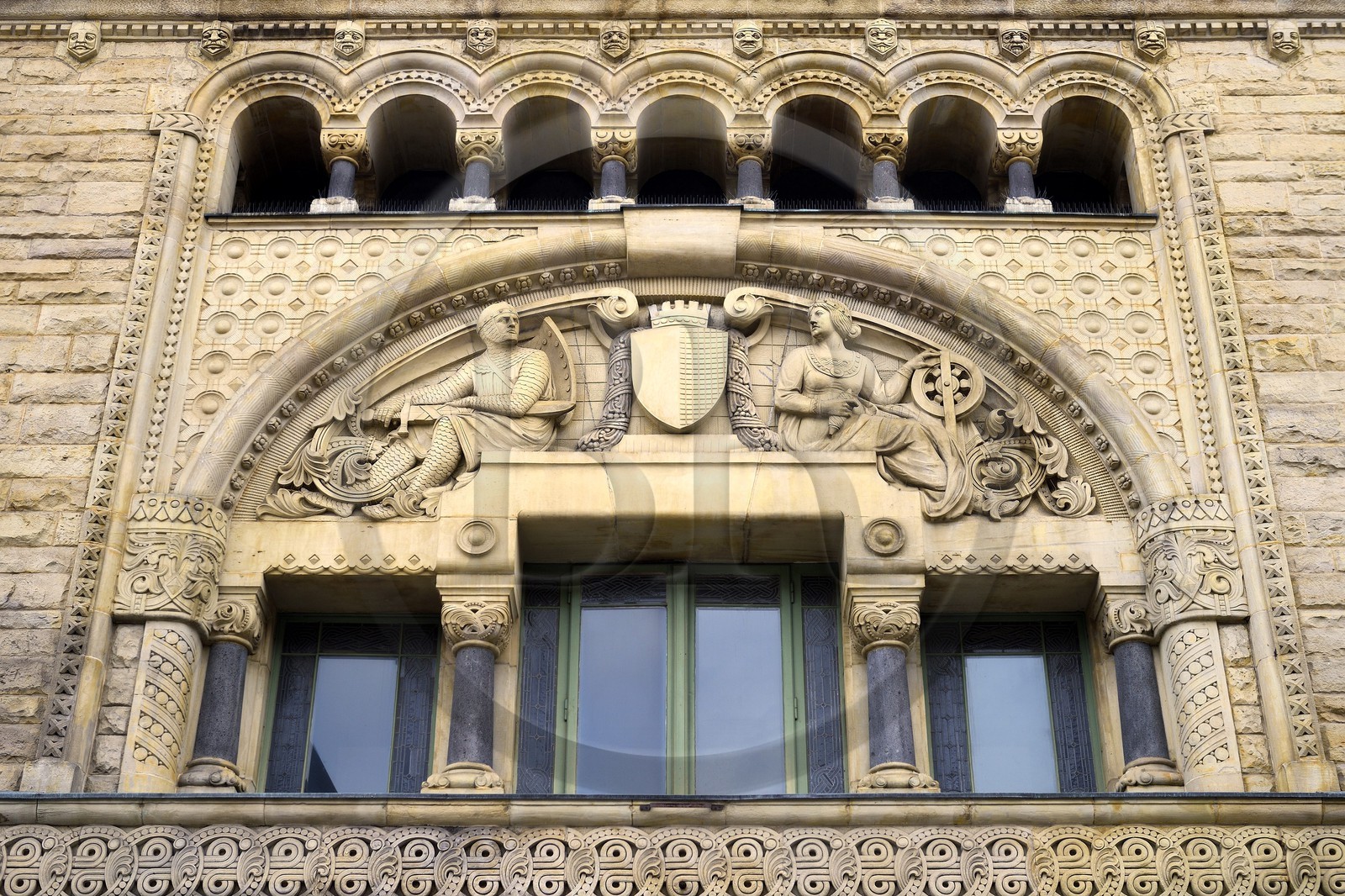 France, Moselle (57), Metz, quartier impérial, la gare de Metz, édifiée de 1905 à 1908 par l'architecte berlinois Jurgen Kruger est inscrite monument historique, frises aux motifs celtiques autour des fenetres du salon Charlemagne