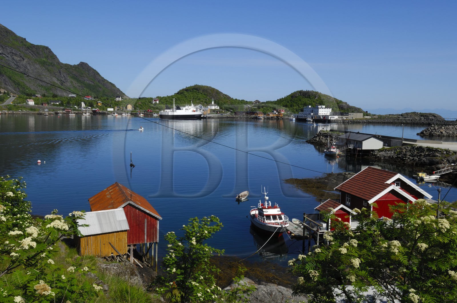 Norvège, Nordland, Iles Lofoten, Ile de Moskenes, ferry dans le petit port de Sorvagen