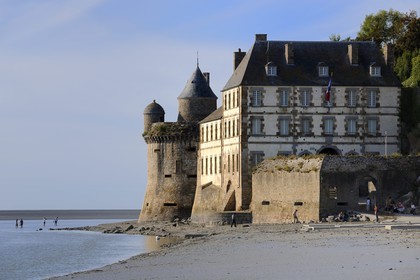 France, Manche (50), Mont-Saint-Michel, classé Patrimoine Mondial de l'UNESCO, la Tour des Fanils et l'ancienne caserne