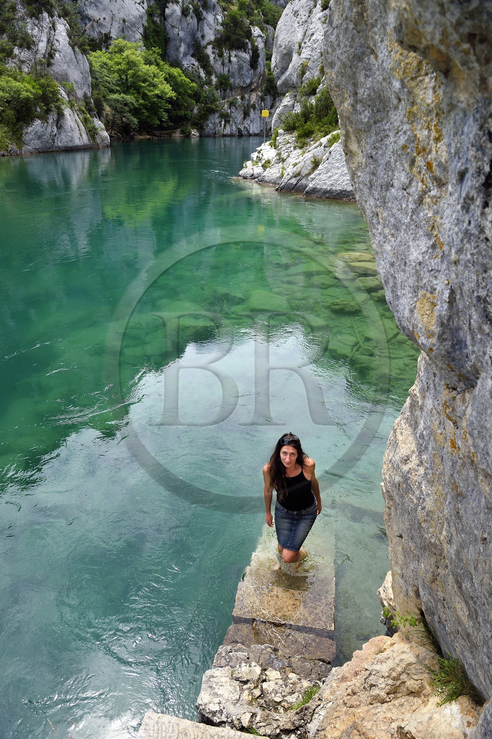 France, Alpes-de-Haute-Provence (04), Parc Naturel Régional du Verdon, Basses Gorges du Verdon en aval du lac de Sainte Croix, la dame des lacs, plongeuse, accompagnateur en montagne Nelly Kars qui a parcouru à la nage 80 kilomètres dans les gorges et lacs ennoyés du Verdon
