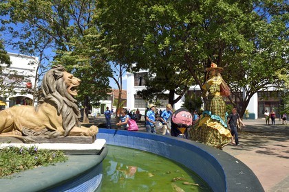 Nicaragua, Leon, la Gigantona sur la place centrale, danse traditionnelle de poupées marionnettes représentant un homme d'origine amérindienne (petit) avec une femme d'origine espagnole (géante) pour se moquer des espagnols qui se mettaient souvent en couple avec des femmes indigènes