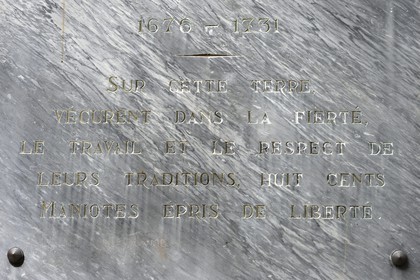 France, Corse-du-Sud (2A), région de Cargèse, chapelle Sainte-Marie au hameau de Rundulinu à Paomia, plaque en hommage à la première population d'immigrès grecques au XVIIème siècle