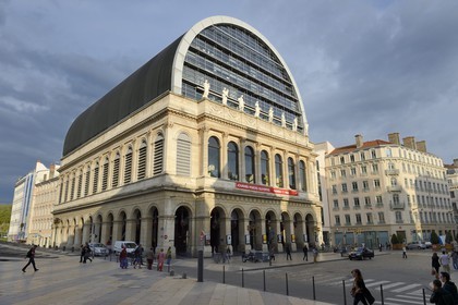 France, Rhône (69), Lyon, site historique classé Patrimoine Mondial de l'UNESCO, façade de l'opéra de Lyon par l'architecte Jean Nouvel, les muses du fronton