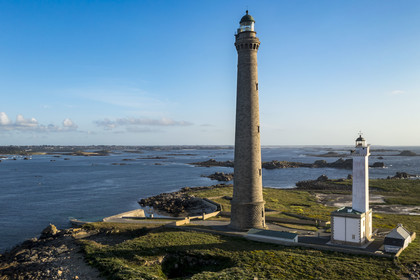 France, Finistère (29), Pays des Abers, Ile Vierge dans l'archipel de Lilia, le phare de l'Ile Vierge, le plus haut phare d'Europe avec 82,5 mètres, et l'ancien phare de 1845 (vue aérienne)