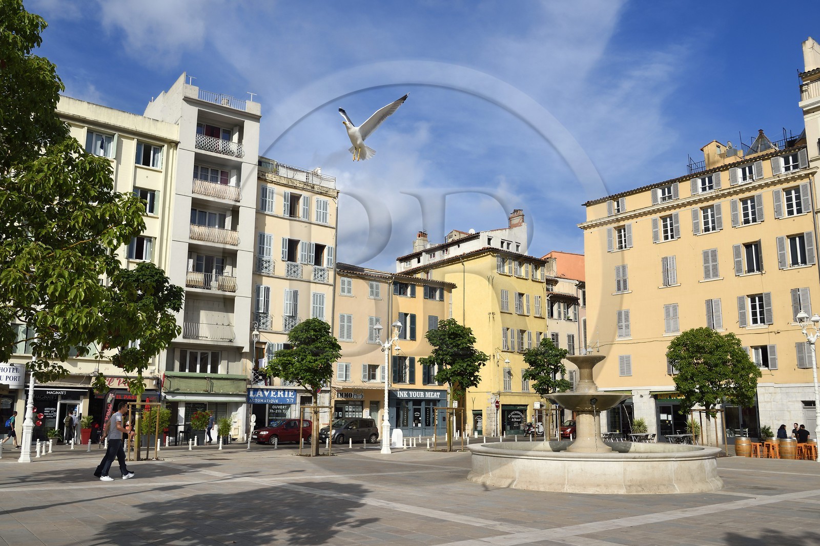 France, Var (83), Toulon, entrée du quartier du petit Chicago, petite place qui longe la rue Victor Micholet face à l'entrée principale de la base navale