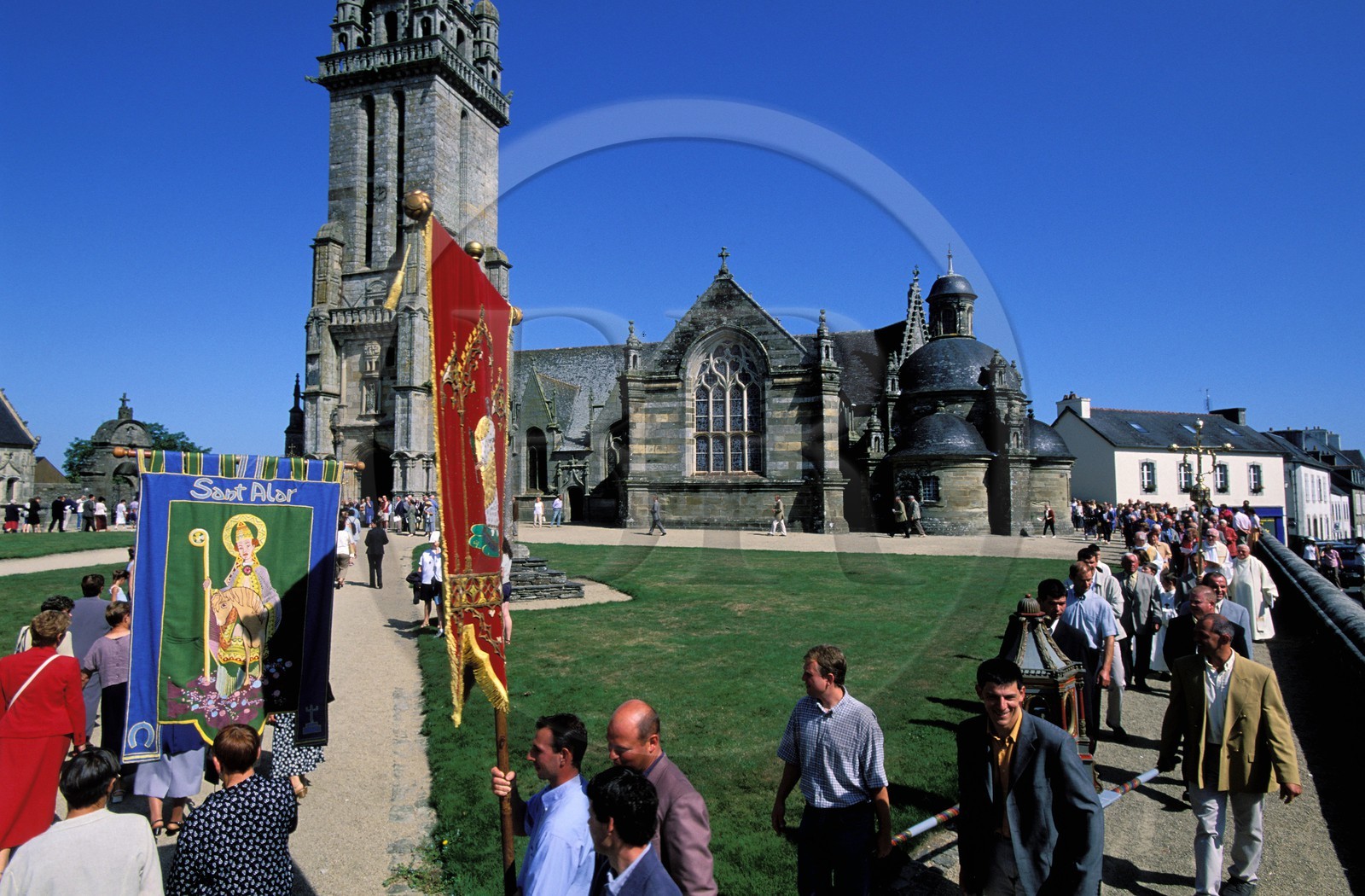 France, Finistère (29), enclos paraoissialde Pleyben, procession Pardon de Saint-Germain l'Auxerrois