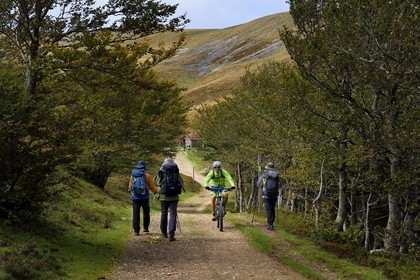 Espagne, Pays-Basque, Navarre, chemin de Saint-Jacques de Compostelle entre Saint-Jean-Pied-de-Port et Roncevaux, pèlerins au refuge Izandorre au col de Lepoeder