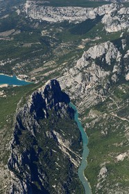 Var (83) rive gauche et Alpes-de-Haute-Provence (04) rive droite, Parc Naturel Régional du Verdon, les Gorges du Verdon qui débouchent sur le lac de Sainte Croix (vue aérienne)