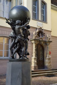 France, Haut-Rhin (68), Colmar, cour du Musée et maison natale de Bartholdi, statue appellée Les Grands Soutiens du Monde