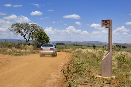 Brésil, Etat du Minas Gerais, région de Carrancas au sud de Sao Joao del Rei, borne de la Route de l'or (Estrada Real)