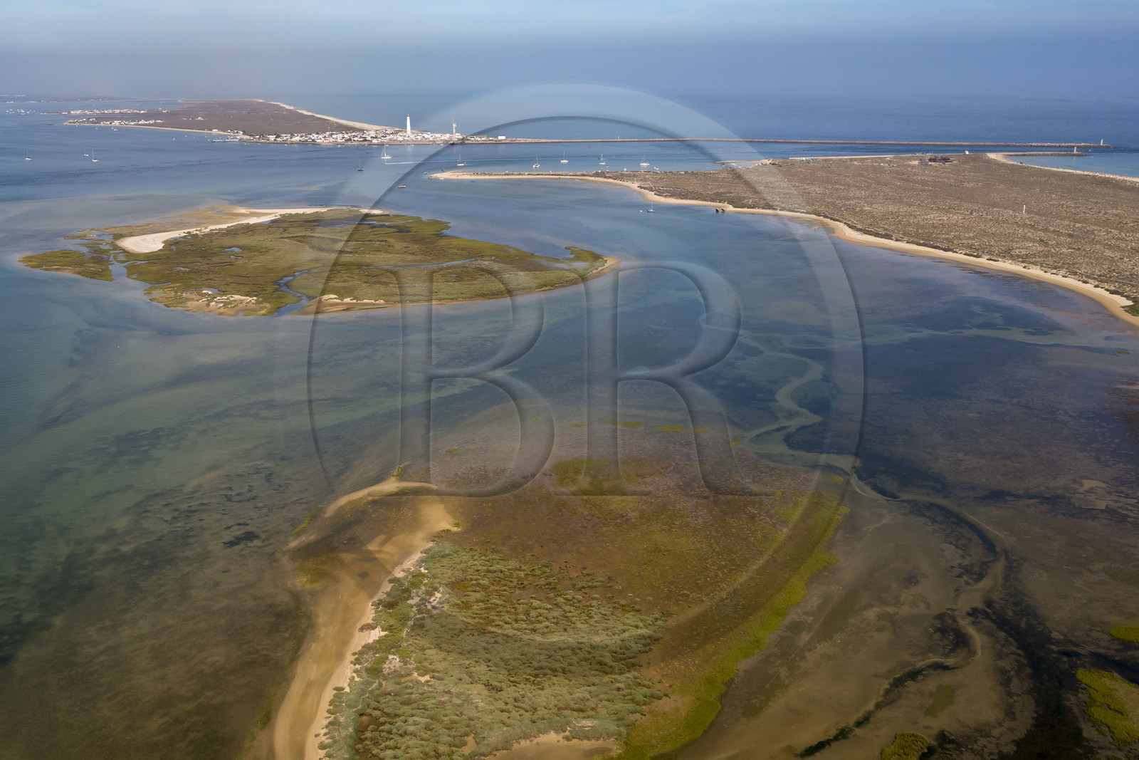 Portugal, Algarve, Parc naturel de la Ria Formosa, Faro, Ile de Barreta ou Deserta (Ilha da Barretta ou Deserta), le phare de Ilha do Farol sur Ilha da Culatra en arrière plan (vue aérienne)