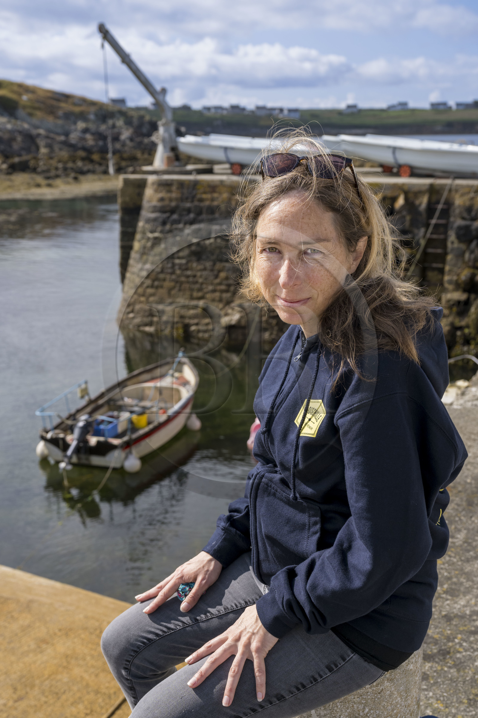 France, Finistère (29), Mer d'Iroise, Ile d'Ouessant, le port de Lampaul, Ondine Morin guide conférencière et pêcheur