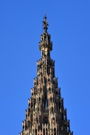 France, Bas-Rhin (67), Strasbourg, vieille ville classée au Patrimoine Mondial de l'UNESCO, la cathédrale Notre-Dame, le sommet de la flèche qui est équipée de huit escaliers extérieurs cachés dans ce dessin complexe de pyramide à huit pans