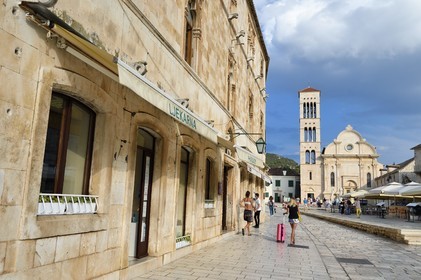 Croatie, Dalmatie, cote dalmate, Ile de Hvar, la ville de Hvar, la cathédrale Saint-Étienne et le clocher marquent l'extrémité Est de la Pjaca