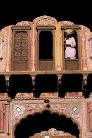 Inde, état du Rajasthan, ville de Nawalgarh, Choti Bhagaton Ki Haveli (maison), façade de la 1ère cour