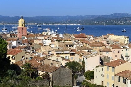 France, Var (83), Saint-Tropez,  église paroissiale Notre-Dame de l'Assomption depuis la citadelle, en arrière-plan Grimaud