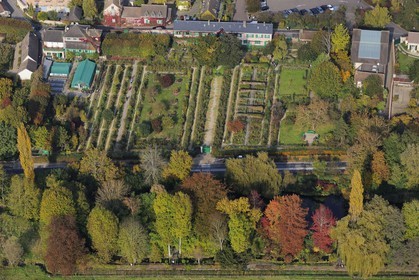 France, Eure (27), Giverny, jardin et maison de Monet (vue aérienne)