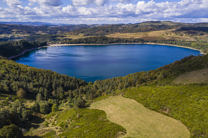 France, Ardèche (07), parc naturel régional des Monts d'Ardèche, massif du Mézenc, Lac d'Issarlès, lac d'origine volcanique de type maar vu depuis le col du Gage (vue aérienne)