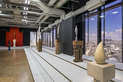 France, Paris (75), quartier des Halles, le Centre Pompidou aussi apellé Beaubourg, Musée National d'Art Moderne (MNAM), exposition retrospective Brancusi, L'Envol, sculptures de la série des Oiseaux dans l'Espace, en arrière plan la basilique du Sacré-Coeur sur la butte Montmartre