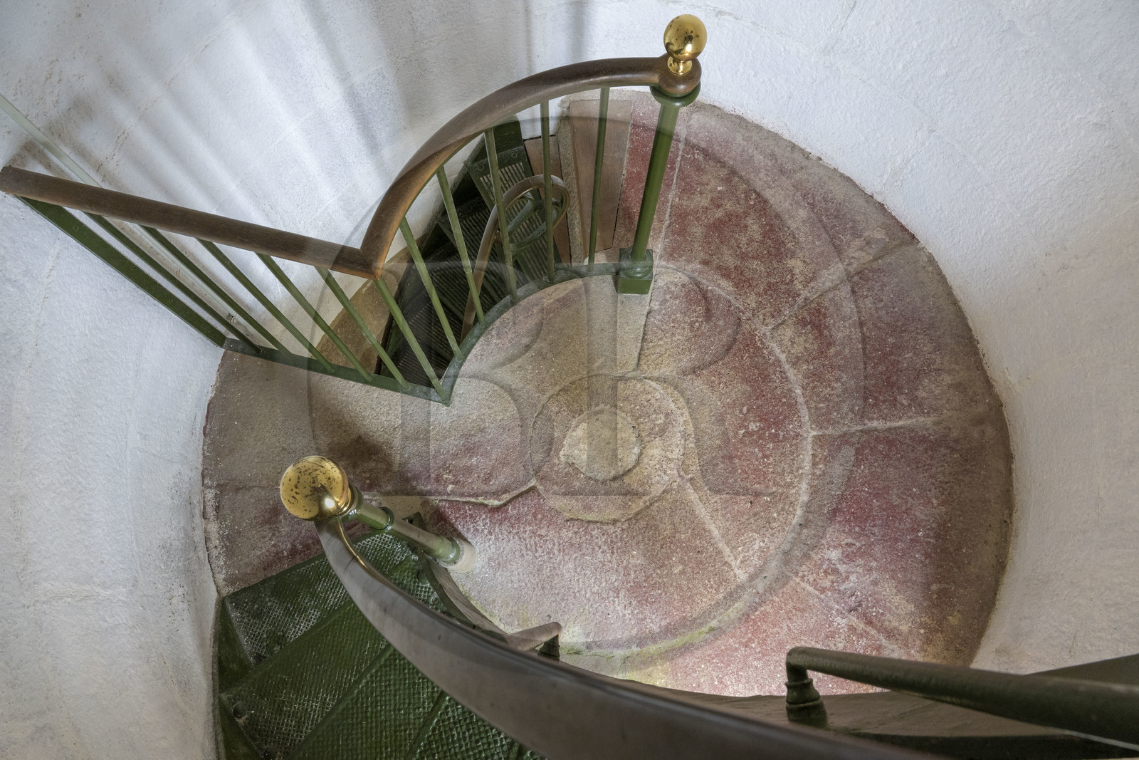 France, Finistère (29), Pays des Abers, Ile Vierge, le phare de l'Ile Vierge, escalier au sommet de l'ancien phare de 1845 transformé en écogite