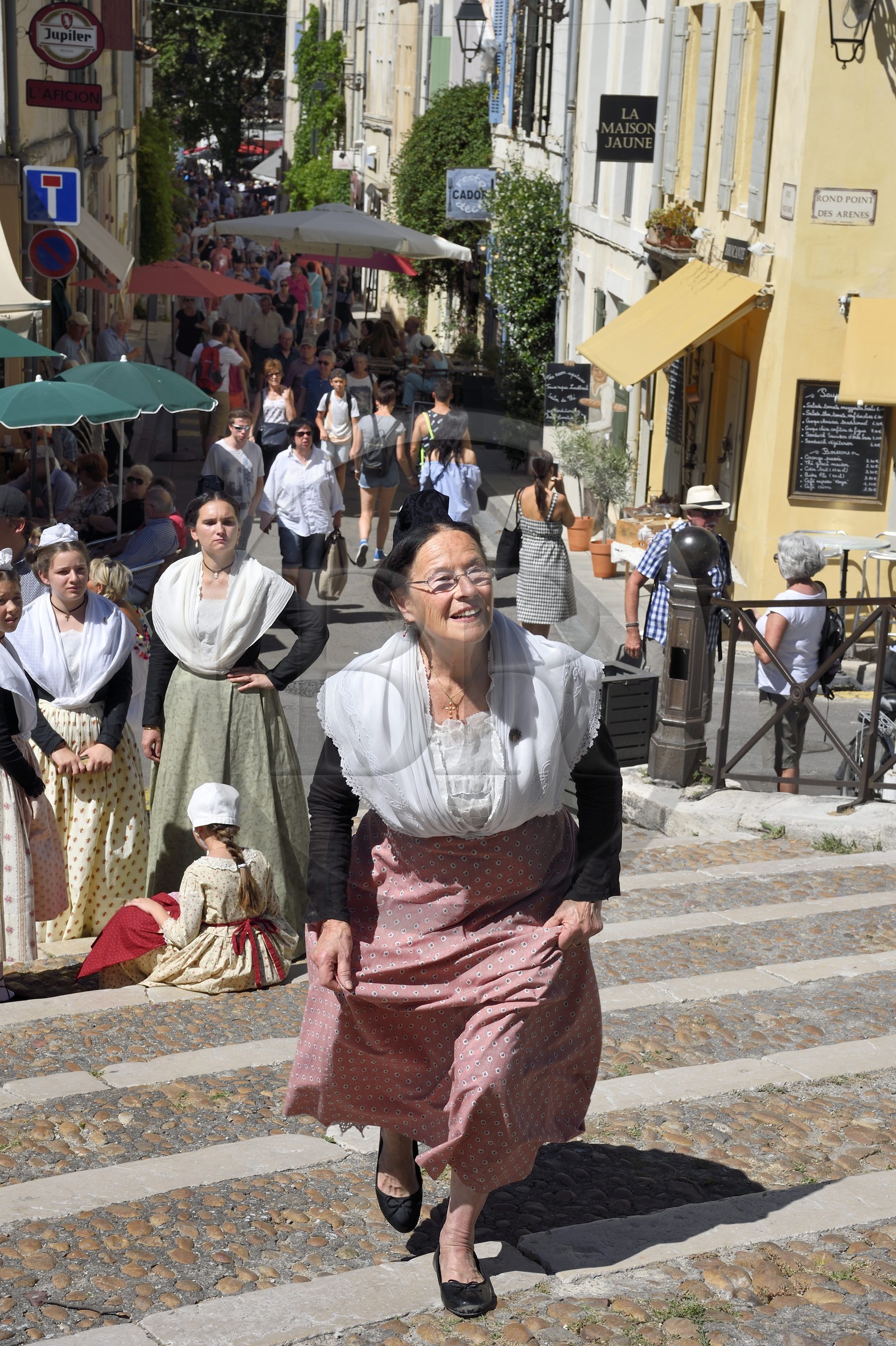 France, Bouches-du-Rhône (13), Arles, la course camarguaise de la Cocarde d'Or aux Arènes, arlésiennes en costume traditionnel