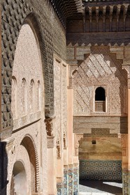 Maroc, Haut-Atlas, Marrakech, ville impériale, Médina classée Patrimoine Mondial de l'UNESCO, la Medersa Ali Ben Youssef (école coranique), fenêtre cintrée avec stuc décoratif