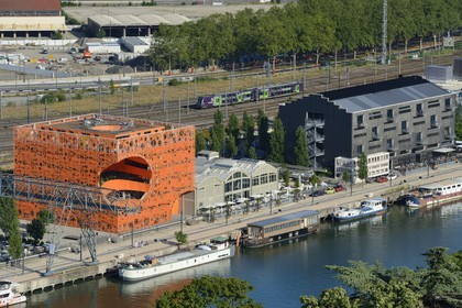 France, Rhône (69), Lyon, nouveau quartier de La Confluence au sud de la Presqu'île, Quai Rambaud, le Cube Orange imaginé par les architectes Dominique Jakob et Brendan MacFarlane, l'ancien pavillon des Douanes à droite