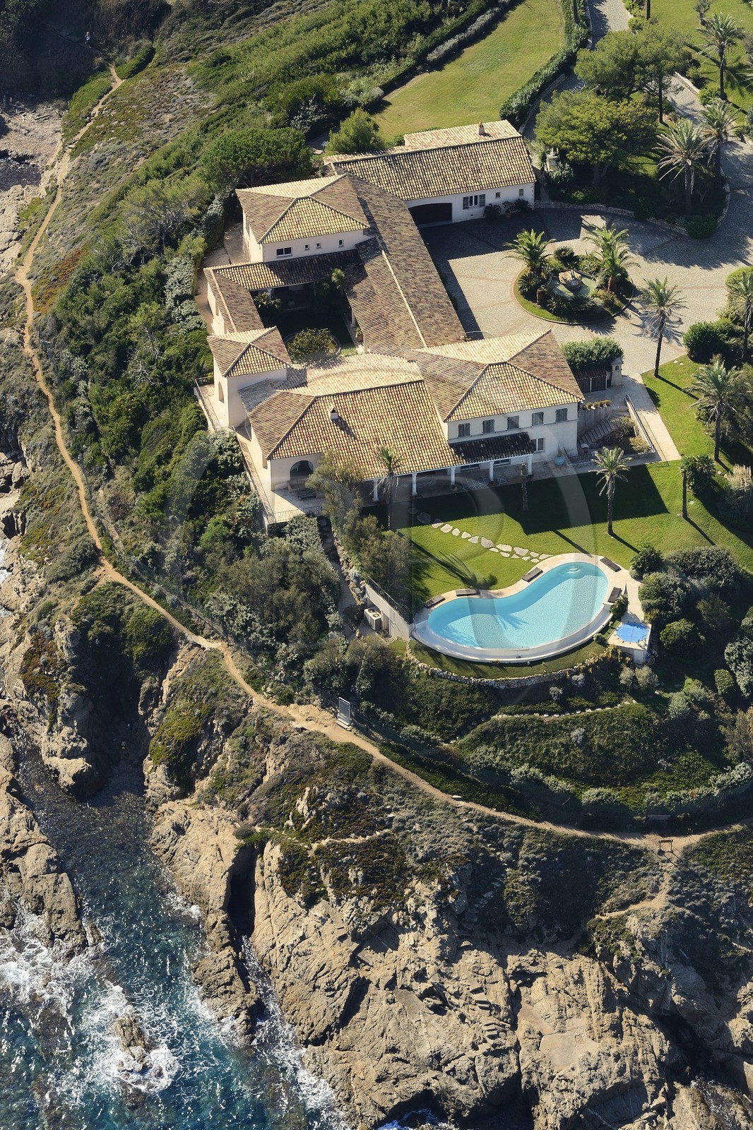 France, Var (83), le Golfe de Saint Tropez, Saint-Tropez, villa de luxe sur la pointe de la rabiou (vue aérienne)