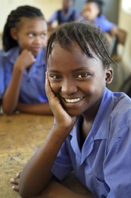 Namibie, région de Erongo, Damaraland, le Spitzkoppe dans le désert du Namib, Ecole primaire de Katora (Katora Primary School), jeune fille dans la salle de classe grade 6