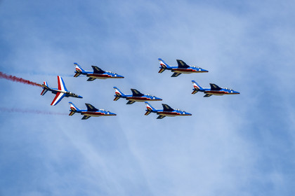 France, Bouches-du-Rhône (13), Salon-de-Provence, base aerienne 701, base de la Patrouille de France (PAF pour Patrouille acrobatique de France) de l'Armée de l'air et de l'espace française, démonstrations aériennes des avions Alphajet à l'occasion de la cérémonie d’échange des Gardes